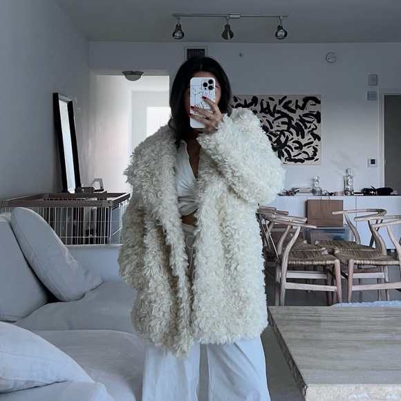 Elegant Cream Faux Fur Coat - Picture 4 of 4